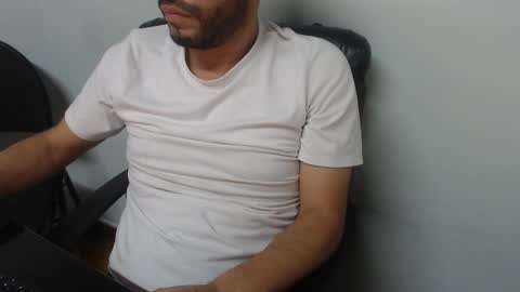 Snapshot of derrik_ chatting on 03/02/25, 02:21 online show from 03/02/25, 02:21