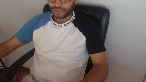 Snapshot of derrik_ chatting on 04/05/26, 02:03 online show from 04/05/26, 02:03