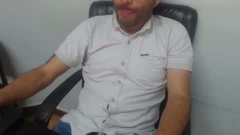 Snapshot of derrik_ chatting on 05/01/26, 03:00 online show from 05/01/26, 03:00