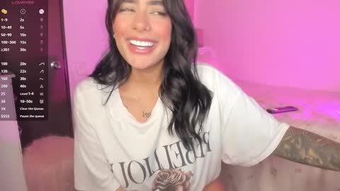 Snapshot of desired_breasts chatting on 11/05/25, 12:32 Sophie online show from 11/05/25, 12:32