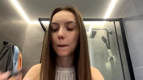 Snapshot of desirewingard chatting on 04/08/26, 02:33 Ksenia online show from 04/08/26, 02:33