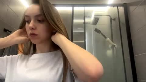 Snapshot of desirewingard chatting on 05/12/26, 02:41 Ksenia online show from 05/12/26, 02:41