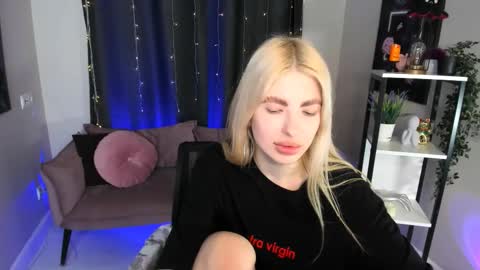 Snapshot of desperate_ramona chatting on 11/13/25, 06:23 desperate_ramona online show from 11/13/25, 06:23