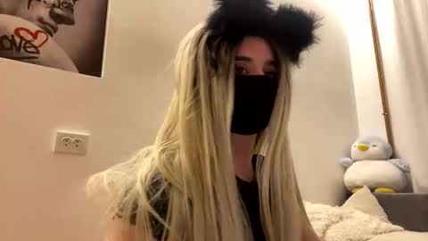 Snapshot of devil_goddess1 chatting on 10/27/25, 05:17 Emily online show from 10/27/25, 05:17