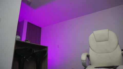 Snapshot of devin_hunter chatting on 12/17/24, 09:17 Devin Hunter online show from 12/17/24, 09:17