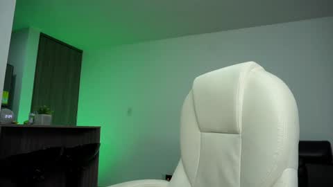 Snapshot of devin_hunter chatting on 12/20/24, 07:28 Devin Hunter online show from 12/20/24, 07:28