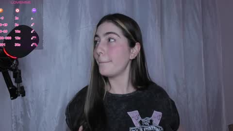 Snapshot of dexandlily chatting on 12/12/24, 02:33 Dex and Lily online show from 12/12/24, 02:33