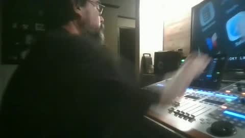 Snapshot of dexterbanana chatting on 06/21/26, 04:04 Mike Sounde online show from 06/21/26, 04:04