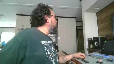 Snapshot of dexterbanana chatting on 06/21/26, 09:28 Mike Sounde online show from 06/21/26, 09:28