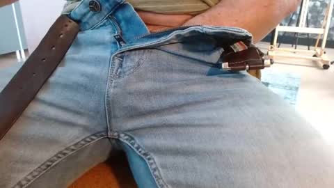 Snapshot of dhrobbert chatting on 04/21/26, 10:10 Robbert online show from 04/21/26, 10:10