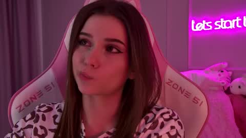 Snapshot of dianabecker chatting on 02/18/25, 03:31 Diana online show from 02/18/25, 03:31