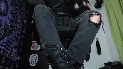 Snapshot of dicaprioo_ chatting on 12/17/24, 02:23 DICAPRIO online show from 12/17/24, 02:23