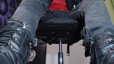 Snapshot of dicaprioo_ chatting on 12/18/24, 09:29 DICAPRIO online show from 12/18/24, 09:29