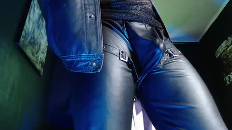 Snapshot of dicaprioo_ chatting on 04/17/26, 06:33 DICAPRIO online show from 04/17/26, 06:33