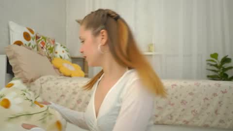 Snapshot of dietmountaindew_ chatting on 04/19/26, 06:10 Sophie online show from 04/19/26, 06:10