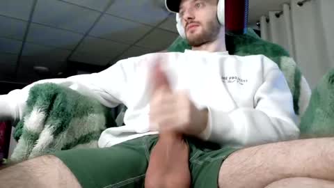 Snapshot of digbicknik chatting on 09/22/25, 02:35 digbicknik online show from 09/22/25, 02:35