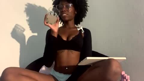 Snapshot of dimedoll33 chatting on 09/15/25, 02:33 black american princess online show from 09/15/25, 02:33