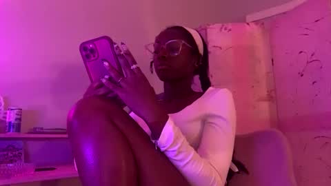 Snapshot of dimedoll33 chatting on 09/30/25, 01:21 black american princess online show from 09/30/25, 01:21