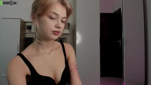 Snapshot of din_star chatting on 10/21/25, 07:42 Dina online show from 10/21/25, 07:42