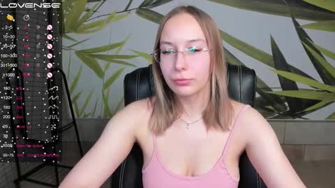 Snapshot of dina_sunshine chatting on 03/08/26, 12:52 Dina online show from 03/08/26, 12:52