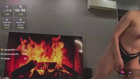 Snapshot of diora_vibe chatting on 03/06/25, 08:16 Diora Sam online show from 03/06/25, 08:16