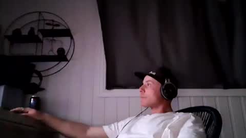 Snapshot of dirkdigglerofficial chatting on 06/13/26, 10:29 dirkdigglerofficial online show from 06/13/26, 10:29