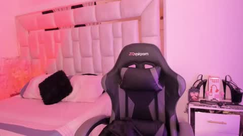 Snapshot of dirty_foxy69 chatting on 03/26/26, 01:01 Violet online show from 03/26/26, 01:01