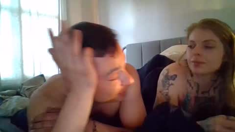 Snapshot of disfrutocouple chatting on 04/28/26, 05:23 disfrutocouple online show from 04/28/26, 05:23