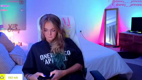 Snapshot of disney__princess chatting on 04/10/26, 02:22 JASMINE online show from 04/10/26, 02:22