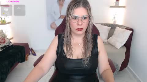 Snapshot of diva_milf chatting on 06/24/26, 08:19 Diva online show from 06/24/26, 08:19
