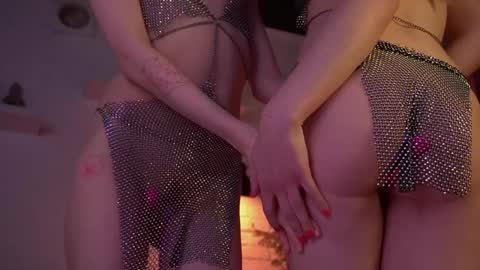 Snapshot of divine_lights chatting on 12/21/24, 01:04 Eva and Lucia online show from 12/21/24, 01:04