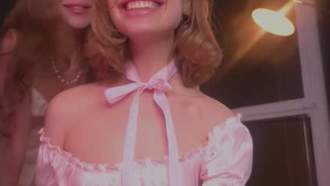 Snapshot of divine_lights chatting on 10/14/25, 10:32 Eva and Lucia online show from 10/14/25, 10:32