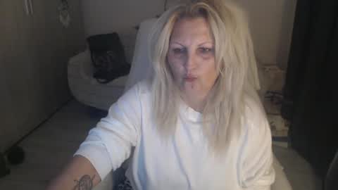 Snapshot of divineblond chatting on 04/08/26, 10:21 Alexxa online show from 04/08/26, 10:21