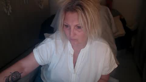 Snapshot of divineblond chatting on 04/15/26, 07:43 Alexxa online show from 04/15/26, 07:43