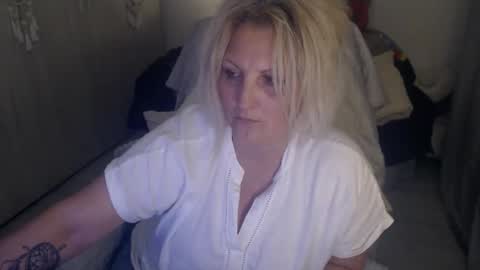 Snapshot of divineblond chatting on 04/15/26, 07:58 Alexxa online show from 04/15/26, 07:58