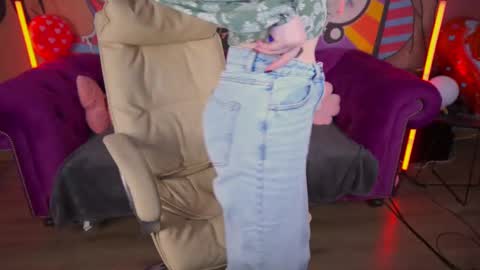 Snapshot of divinejasss chatting on 03/04/25, 10:27 DivineJasss online show from 03/04/25, 10:27