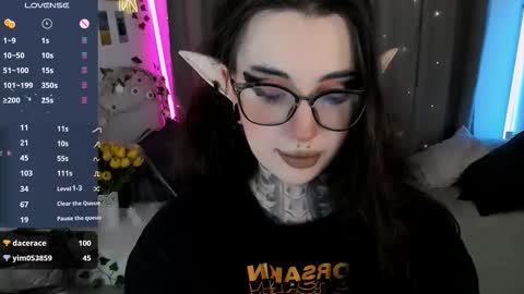 dixipixi_ online show from 10/25/25, 06:10