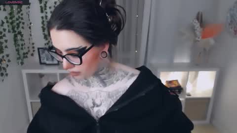 dixipixi_ online show from 02/08/26, 05:44