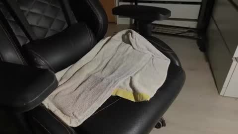 Snapshot of dixollo chatting on 12/19/25, 12:17 DickMaster online show from 12/19/25, 12:17