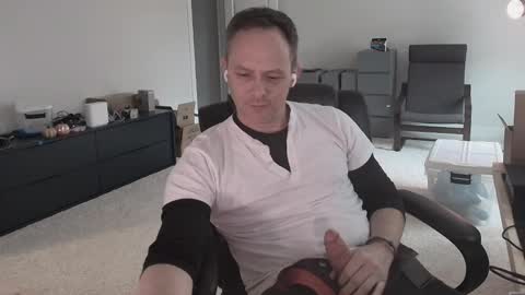 Snapshot of dj_diesel_rat chatting on 02/13/25, 06:16 dj_diesel_rat online show from 02/13/25, 06:16