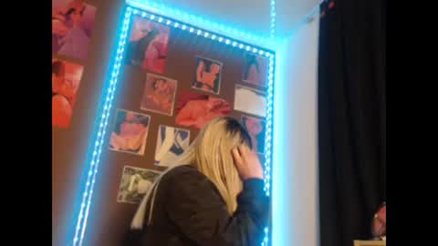 Snapshot of doeschi_fox chatting on 04/22/26, 03:20 doeschi_fox online show from 04/22/26, 03:20