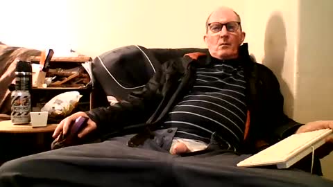 Snapshot of doggsaur chatting on 01/13/25, 03:58 Doggsaur online show from 01/13/25, 03:58