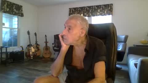 Snapshot of dogluc7 chatting on 12/30/24, 08:15 dogluc7 online show from 12/30/24, 08:15