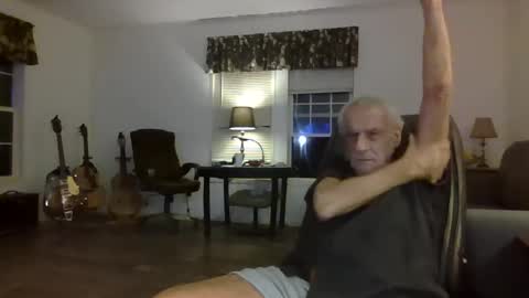 Snapshot of dogluc7 chatting on 12/31/24, 12:43 dogluc7 online show from 12/31/24, 12:43