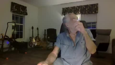 Snapshot of dogluc7 chatting on 02/01/25, 02:47 dogluc7 online show from 02/01/25, 02:47