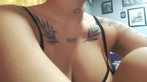 doll_and_thebrown online show from 10/21/25, 12:44