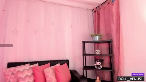 Snapshot of doll_venus chatting on 01/25/25, 11:22 Roxana independent model can you help me reach 100 hands up uwu online show from 01/25/25, 11:22