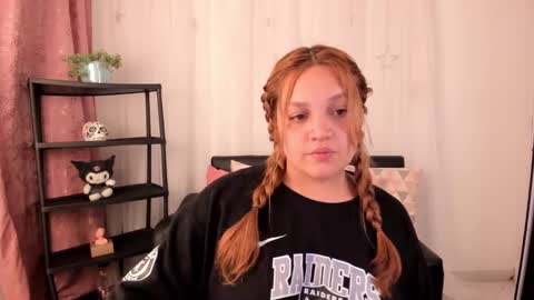 Snapshot of doll_venus chatting on 02/01/25, 01:02 Roxana independent model can you help me reach 100 hands up uwu online show from 02/01/25, 01:02