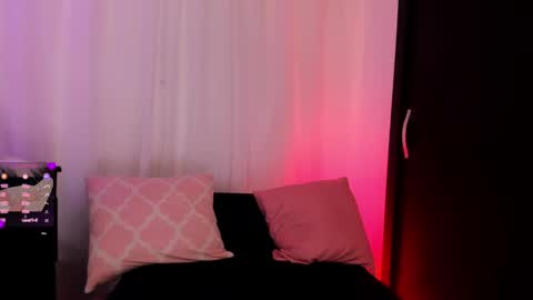 Snapshot of doll_venus chatting on 03/12/25, 01:14 Roxana independent model can you help me reach 100 hands up uwu online show from 03/12/25, 01:14