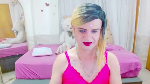 Snapshot of dolldirtyxxx1 chatting on 12/22/25, 05:15 ilona online show from 12/22/25, 05:15